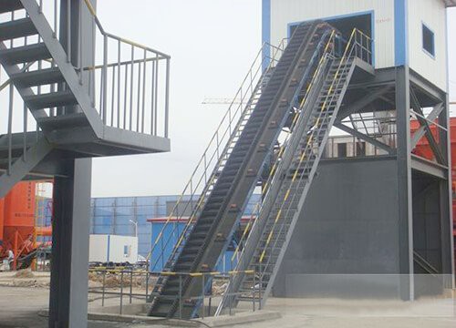 Стрічковий конвеєр із крутим кутом